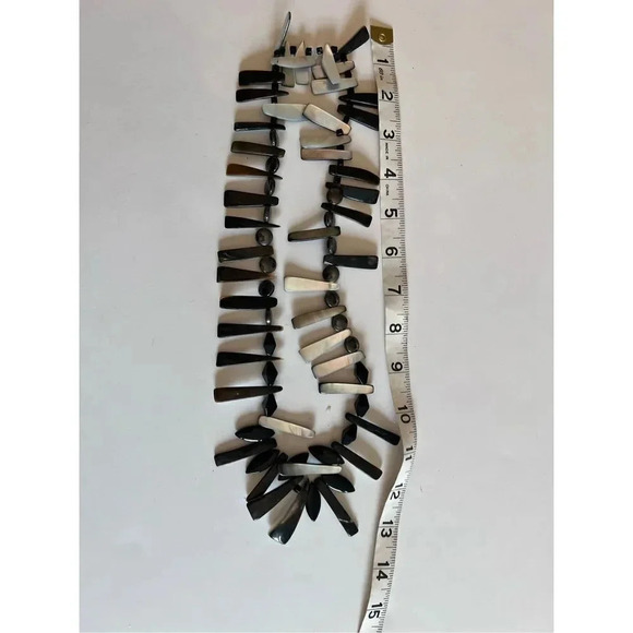 Vintage black and pearl shell vintage chunky slip on necklace 14 in long - Picture 4 of 6